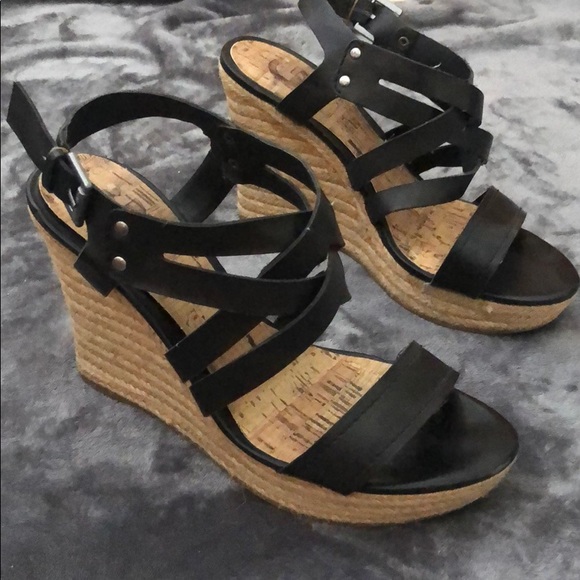 guess black wedges